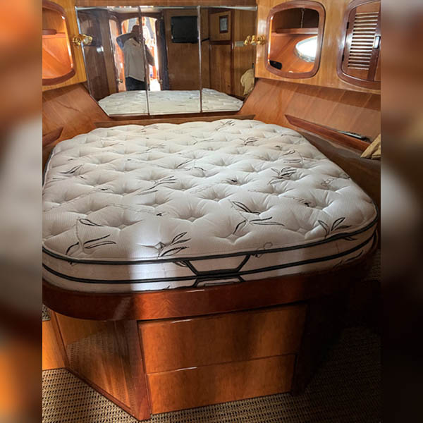 custom-forward-master-boat-bed