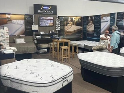 hmc-tradeshow-booth-with-mattresses