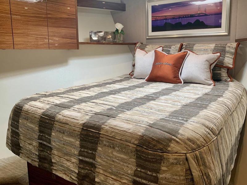 custom-boat-bed-with-linen