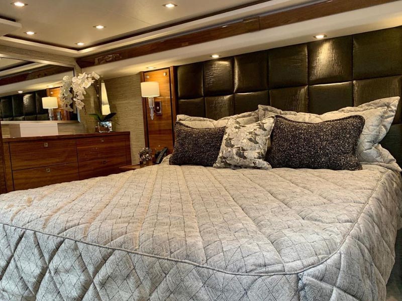 custom-boat-bed-with-linen