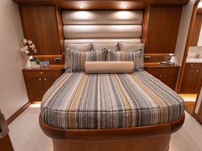 custom-boat-bed-mattress-and-linens